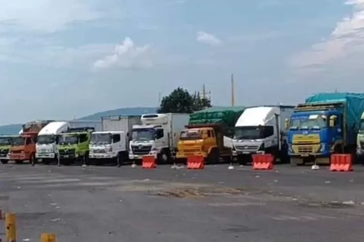ribuan-truk-logistik-serbu-pelabuhan-ketapang-banyuwangi,-ada-apa?