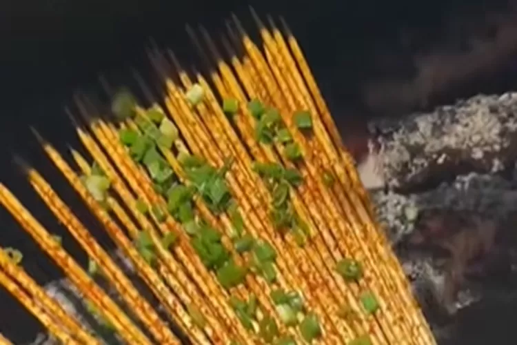 berani-coba?-menu-diet-asal-tiongkok,-sate-tusuk-bambu-pedas-tanpa-daging:-50-tusuk-cuma-rp-22-ribu