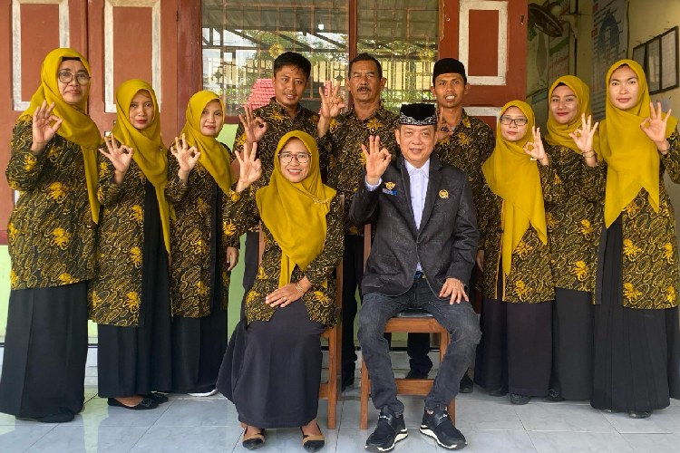 cetak-talenta-sepakbola-usia-dini,-wakil-ketua-dprd-banyuwangi-blusukan-sekolah-–-times-banyuwangi