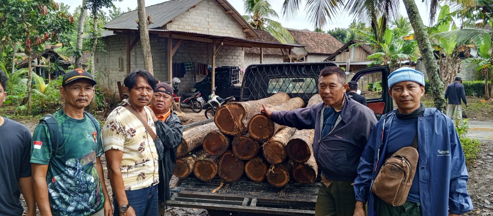 polhutmob-dan-polisi-amankan-14-glondong-kayu-jati-diduga-ilegal