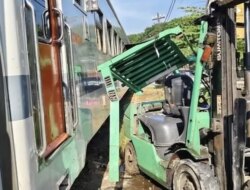 Insiden Berulang, Kereta Api Commuter Line Jenggala Tertemper Forklift di Gresik