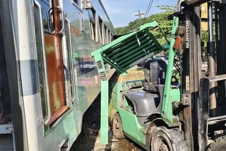 insiden-berulang,-kereta-api-commuter-line-jenggala-tertemper-forklift-di-gresik