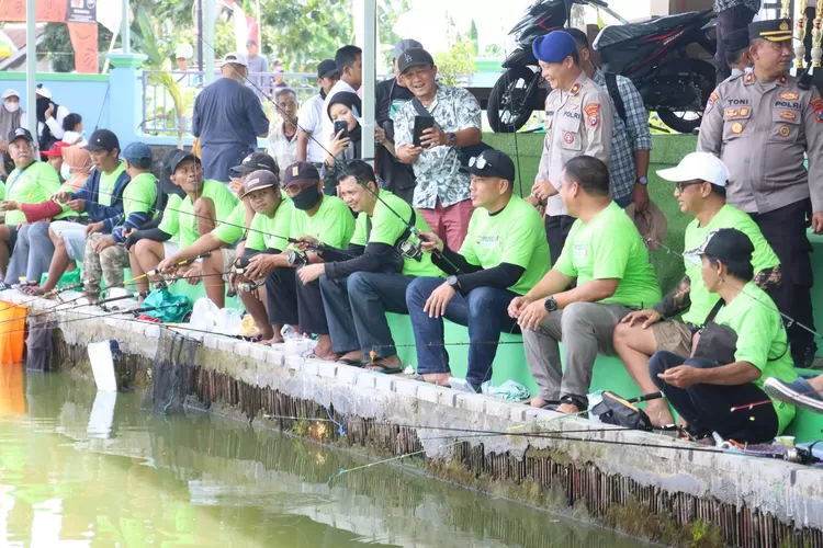 seru!-ratusan-pemancing-antusias-ikuti-lomba-mancing-mania-kapolresta-banyuwangi-cup-2025
