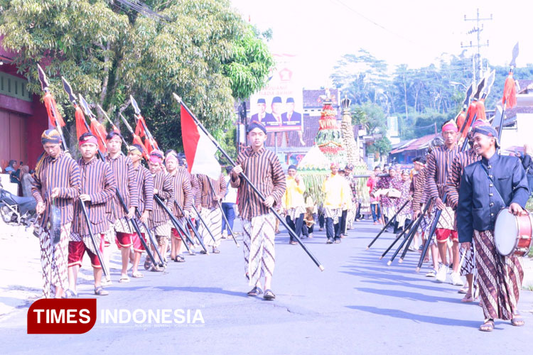 sembilan-dusun-sumbang-gunungan-ketupat-dalam-merti-desa-di-jeketro-magelang-–-times-banyuwangi