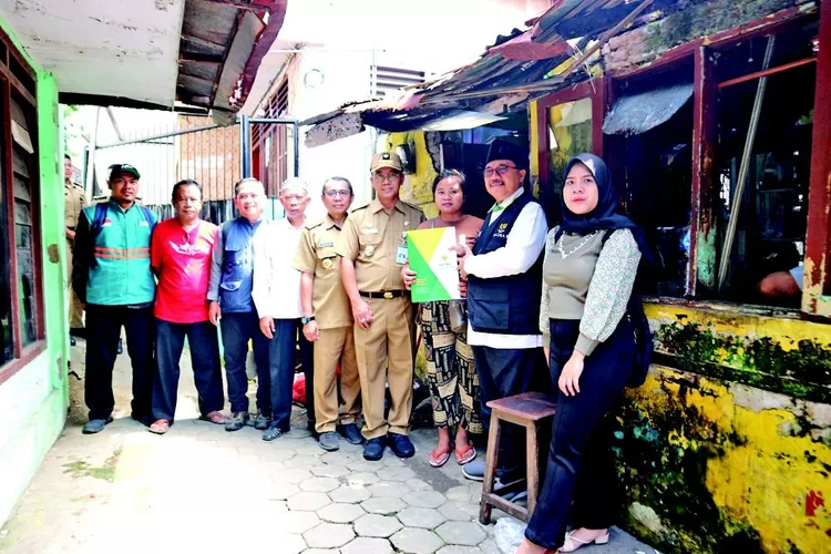 rumah-suparman-di-kampung-melayu-sudah-tak-layak,-akhirnya-baznas-banyuwangi-bantu-perbaikan