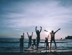 Hindari Kulit Belang Saat Berwisata di Pantai, Bawa 5 Benda Ini