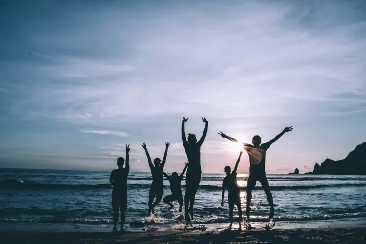 hindari-kulit-belang-saat-berwisata-di-pantai,-bawa-5-benda-ini