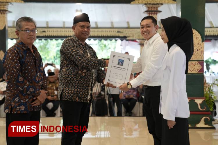 bupati-sleman-serahkan-144-sk-cpns,-tegaskan-pentingnya-dedikasi-dan-etika-kerja-–-times-banyuwangi