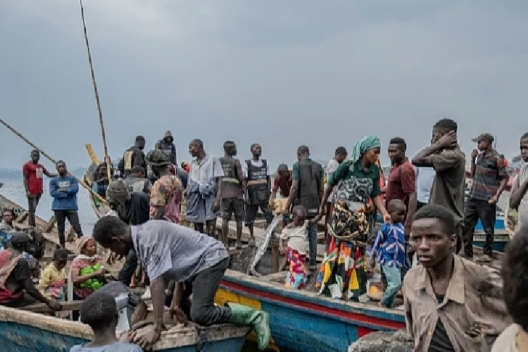 perahu-kayu-terbakar-dan-terbalik-di-kongo,-50-orang-jadi-korban-jiwa-–-times-banyuwangi