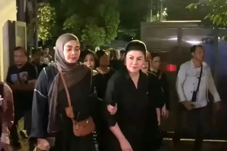 kehadiran-desiree-tarigan-dan-bams-di-rumah-ruka-hotma-sitompul-menarik-perhatian-publik