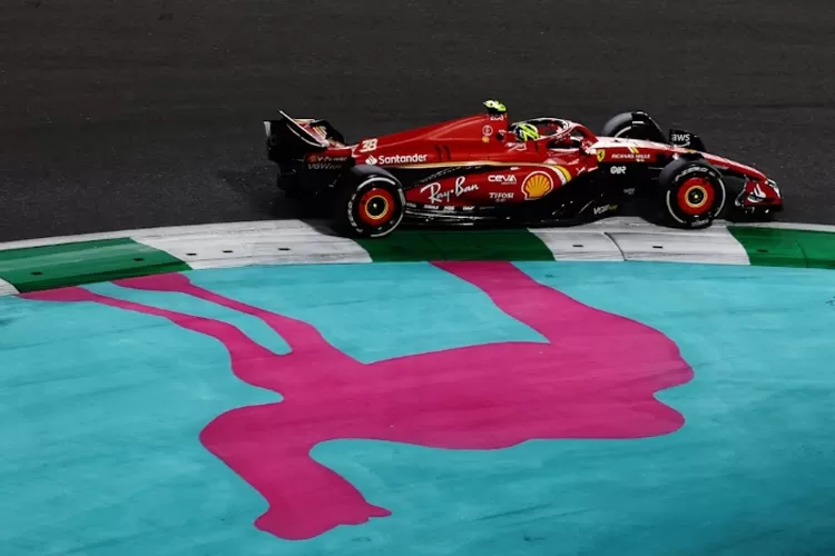 dari-balapan-dadakan-ke-bintang-masa-depan-f1,-ollie-bearman-dan-cinta-pertamanya-di-jeddah