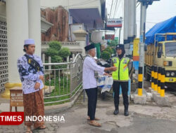 Sentuhan Humanis Srikandi Bhayangkara Banyuwangi Jaga Kekhusyukan Shalat Jumat – TIMES Banyuwangi