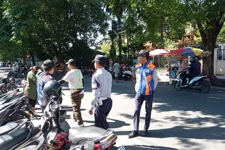 satlantas-dishub-ancam-gembosi-ban-yang-parkir-di-depan-rsud-blambangan-banyuwangi