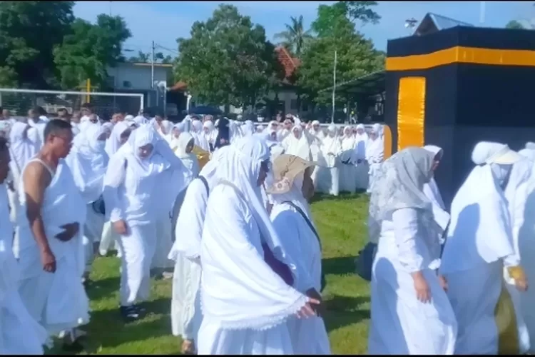 terik-matahari-tak-halangi-semangat-170-jamaah-haji-banyuwangi,-momen-manasik-ini-bikin-haru