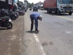 PAKU BERSERAKAN DI DEPAN PASAR BAJULMATI, WARGA CURIGA ADA UNSUR KESENGAJAAN