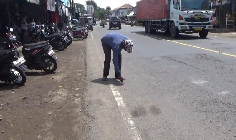 paku-berserakan-di-depan-pasar-bajulmati,-warga-curiga-ada-unsur-kesengajaan