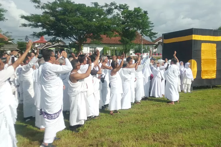 akhiri-manasik,-170-cjh-sabilillah-praktik-haji-di-lapangan-giri-banyuwangi