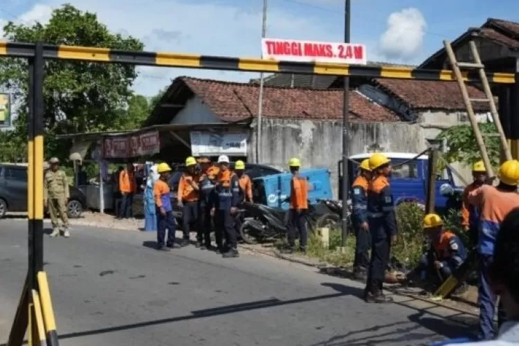 kecelakaan-tragis-jadi-pelajaran,-kai-daop-9-jember-pasang-portal-cegah-truk-tertemper-kereta-api
