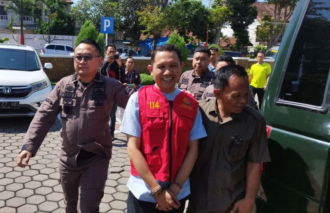 diduga-korupsi-dana-desa-senilai-rp1,3-m,-mantan-kepala-desa-di-banyuwangi-ditahan-kejaksaan