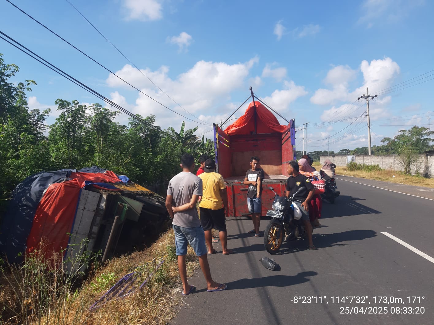 sopir-mengantuk,-truk-pengangkut-sembako-terguling-masuk-sungai-di-tikungan-leter-s-dasri