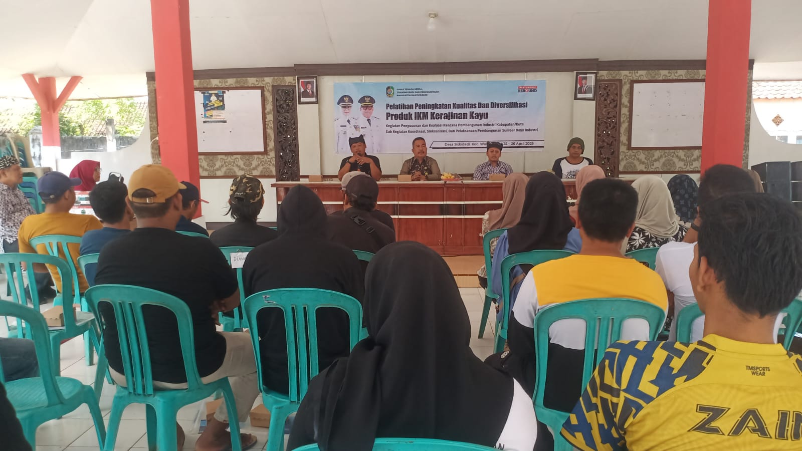 dorong-inovasi-ikm-kayu,-disnakertrans-perindustrian-banyuwangi-gelar-pelatihan-di-desa-sidodadi