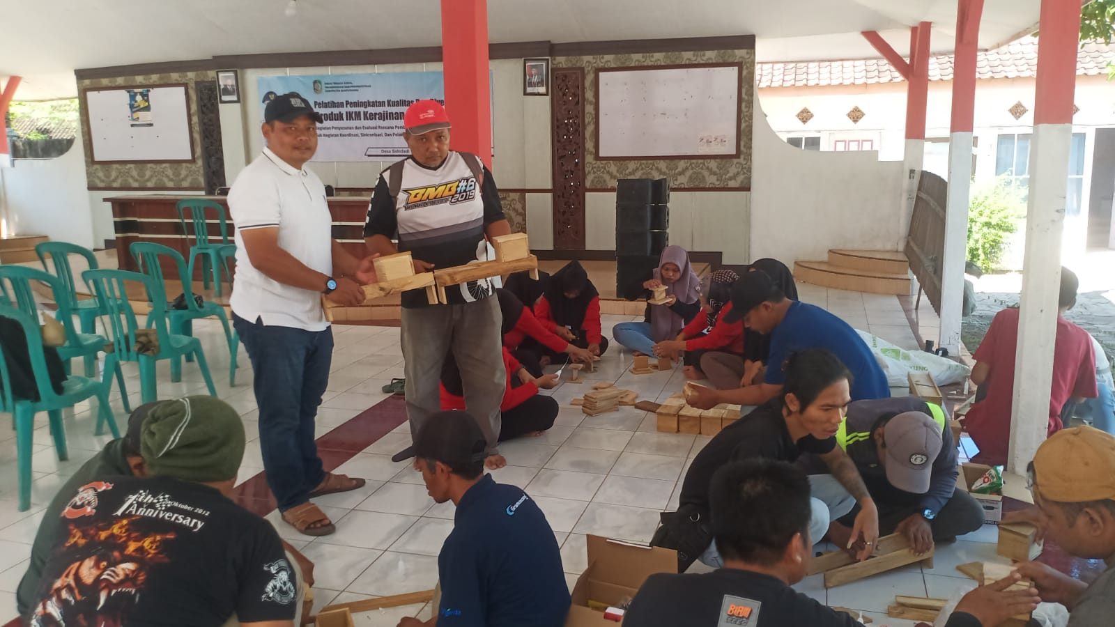 peserta-antusias-praktek-buat-alat-pasah-di-hari-kedua-pelatihan-ikm-kerajinan-kayu-di-sidodadi