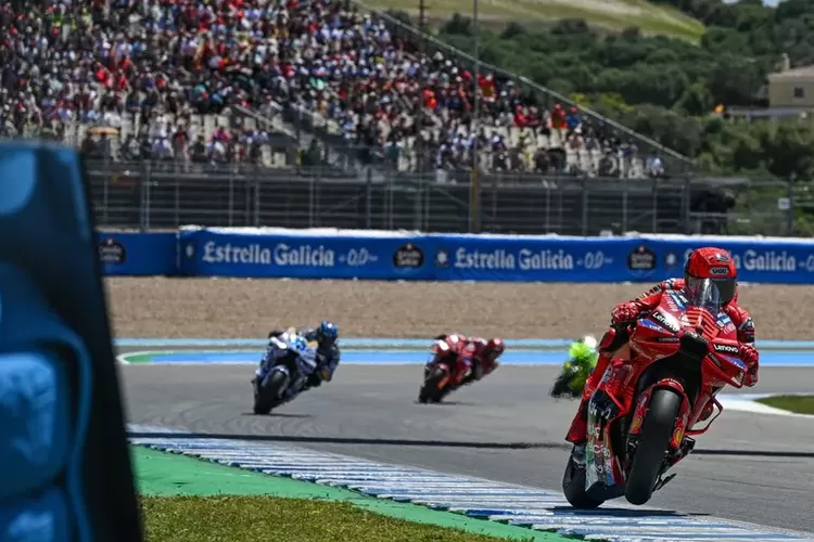 hasil-sprint-motogp-spanyol-2025,-marquez-bersaudara-podium,-quartararo-crash-saat-duel-sengit