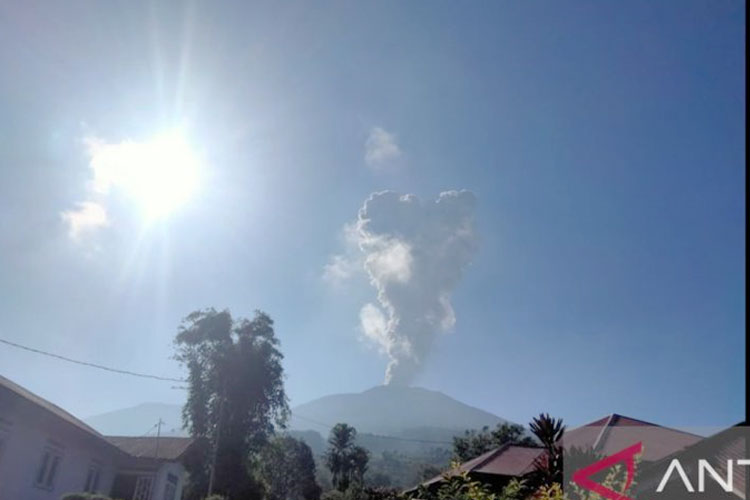 gunung-marapi-erupsi,-tinggi-kolom-abu-capai-1.000-meter-–-times-banyuwangi