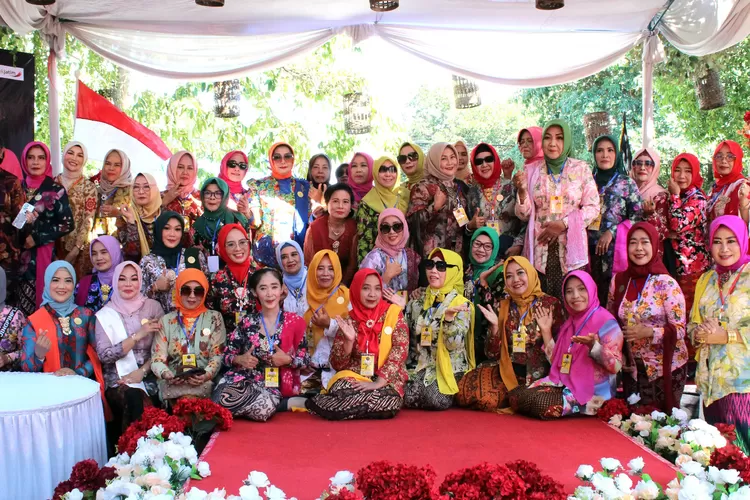peringati-kartini,-kki-banyuwangi-gelar-lomba-busana-kartini-dan-engklek