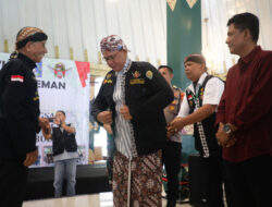 Pakai Baju Adat, Wabup Sleman Danang Maharsa Bikin Heboh Ulang Tahun Paksi Katon – TIMES Banyuwangi