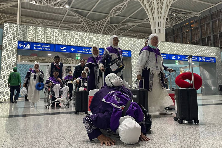 petugas-haji-di-bandara-madinah-siap-sambut-kloter-pertama-jamaah-indonesia-–-times-banyuwangi
