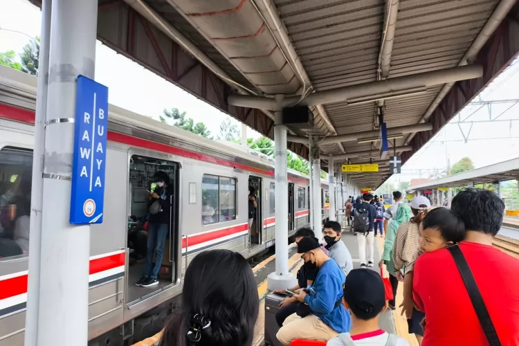 kai-commuter-operasikan-1.063-perjalanan-commuter-line-saat-hari-buruh-1-mei-2025