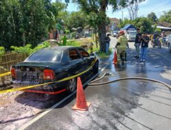 Mobil Terbakar di Depan SMPN 1 Cluring, Diduga Akibat Konsleting Listrik