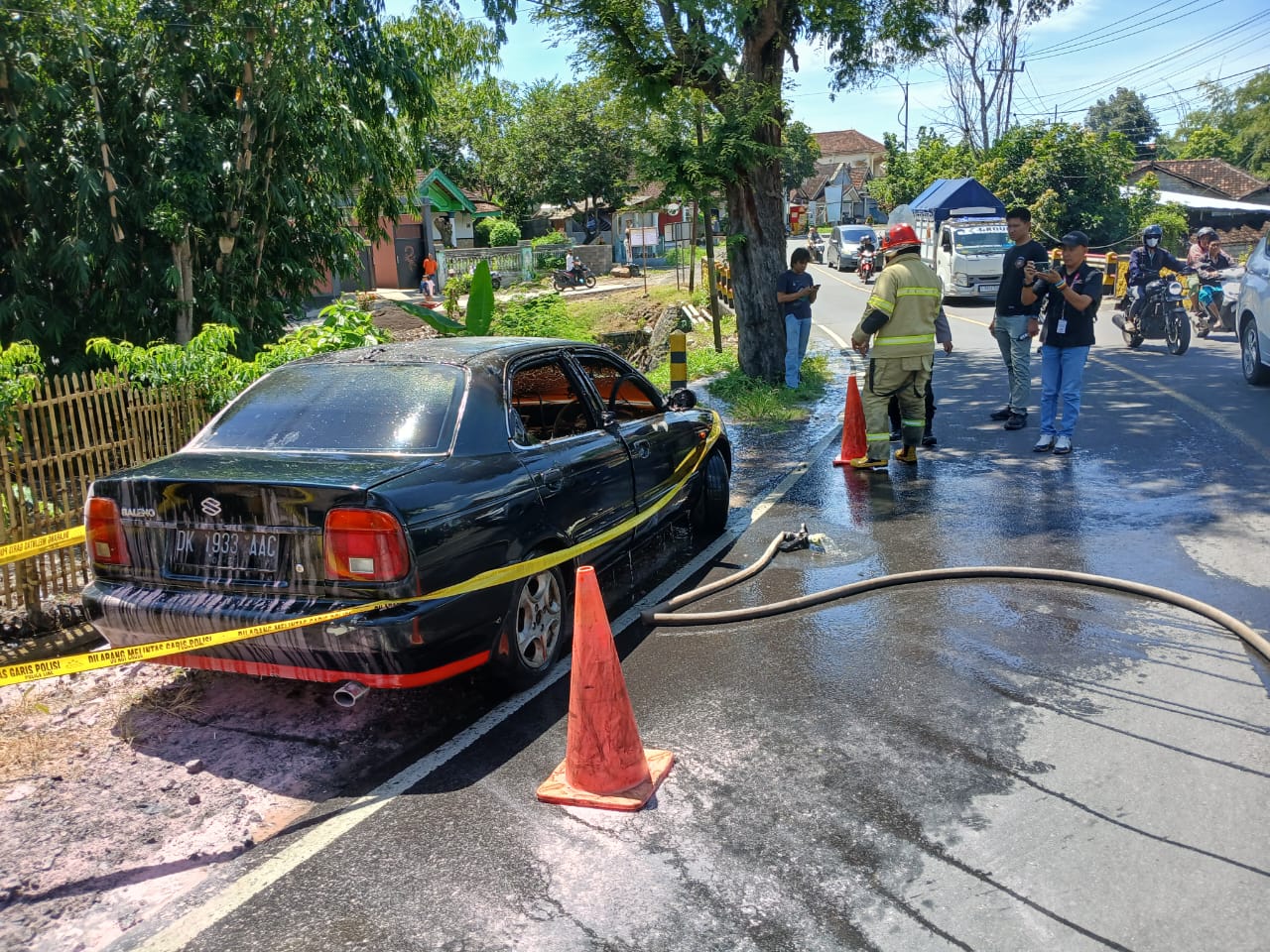 mobil-terbakar-di-depan-smpn-1-cluring,-diduga-akibat-konsleting-listrik