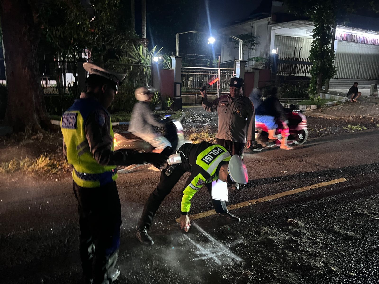 dua-orang-meninggal-dunia-dalam-kecelakaan-maut-di-jalan-raya-jember-banyuwangi