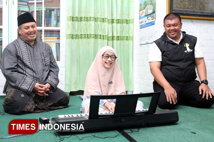 yasmin,-tuna-netra-juara-hafidz-indonesia-dapat-hadiah-dari-hipmi-banyuwangi-–-times-banyuwangi
