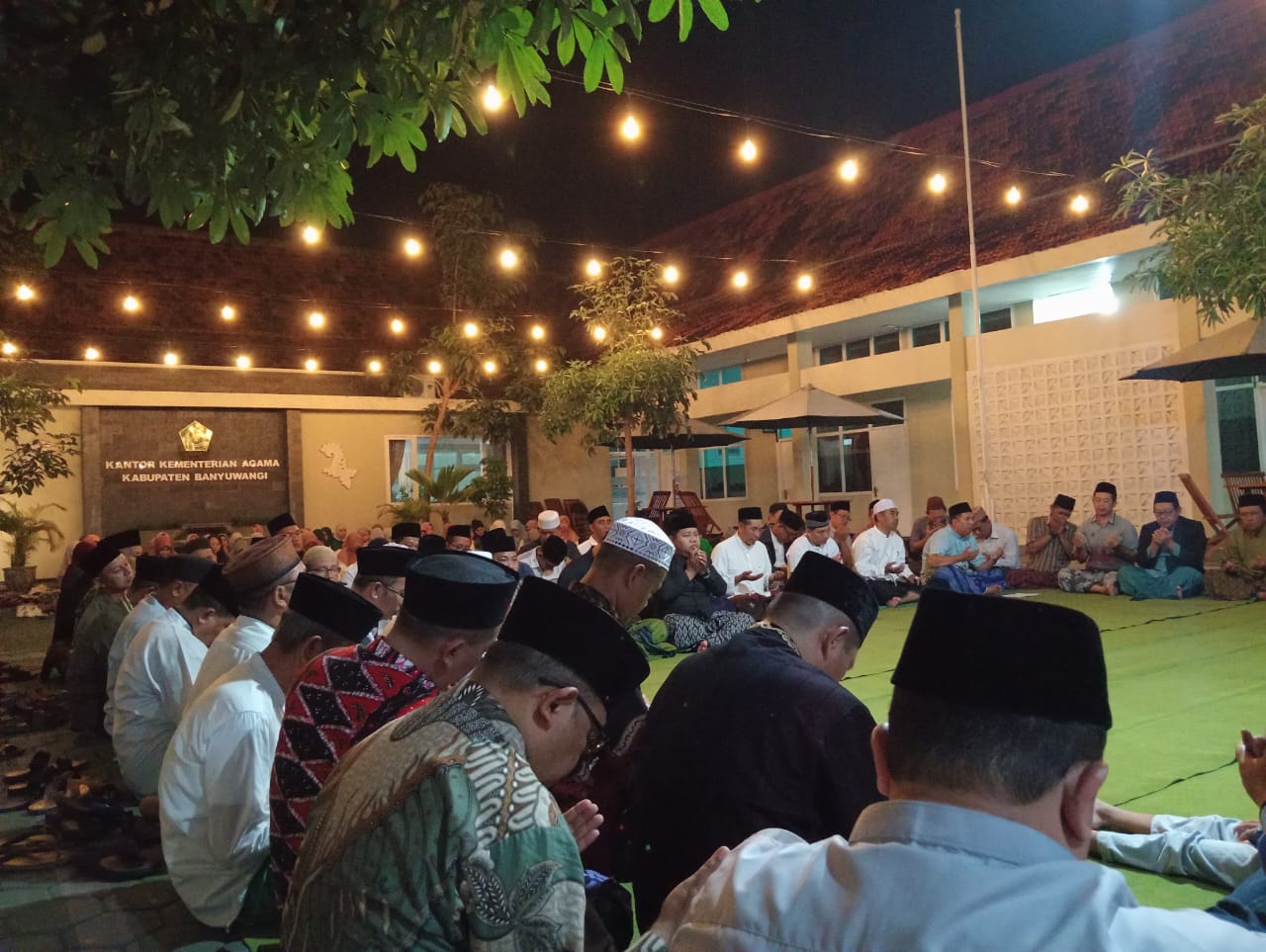 kantor-kemenag-banyuwangi-gelar-istighotsah-dan-pelepasan-petugas-haji-tahun-2025