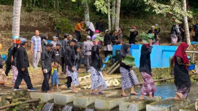 tradisi-ithuk-ithukan:-warisan-budaya-osing-banyuwangi-sebagai-wujud-syukur-atas-sumber-mata-air