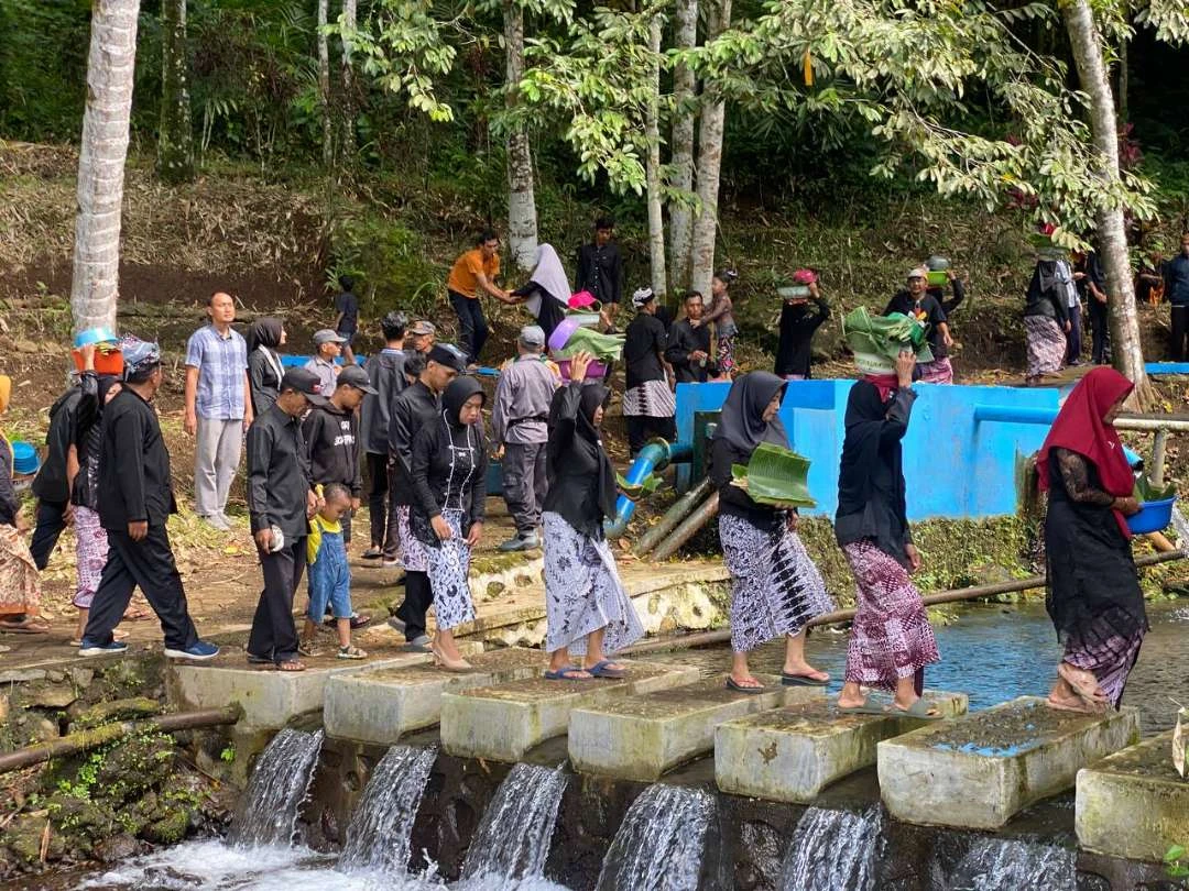 tradisi-ithuk-ithukan:-warisan-budaya-osing-banyuwangi-sebagai-wujud-syukur-atas-sumber-mata-air