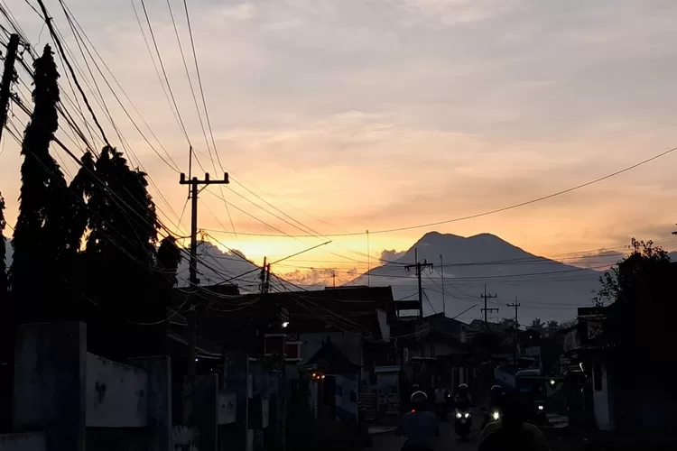 senja-bukan-sekadar-langit-oranye,-ini-makna-mendalam-yang-jarang-diketahui!
