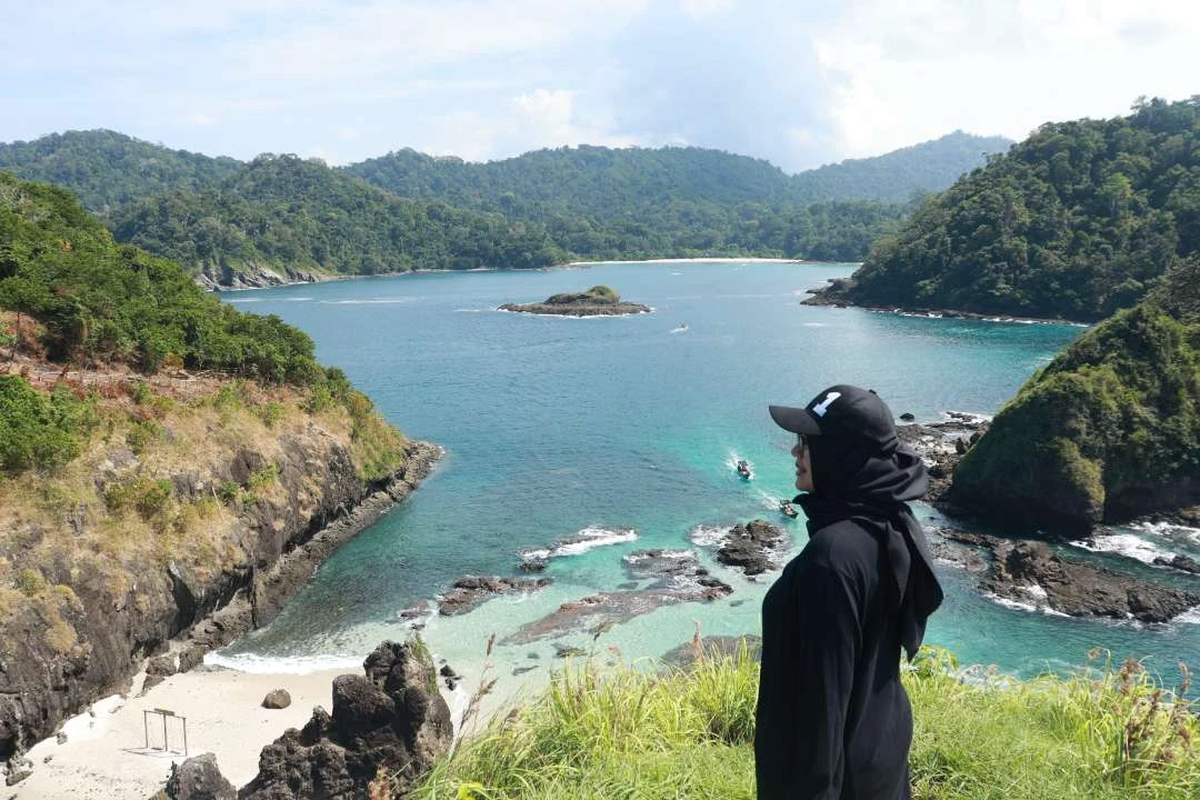 pesona-pulau-bedil-banyuwangi,-indahnya-gugusan-pulau-dan-jernihnya-air-laut