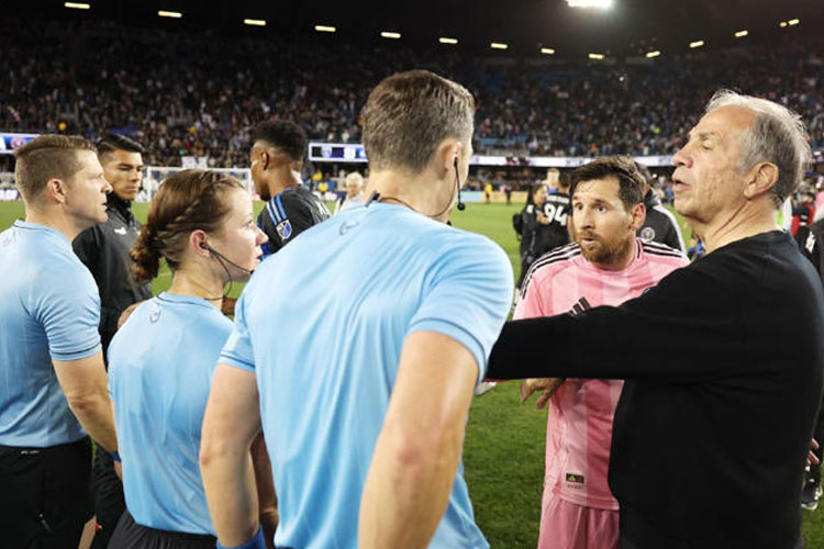 pelatih-bruce-arena-selamatkan-lionel-messi-dari-kartu-merah-–-times-banyuwangi