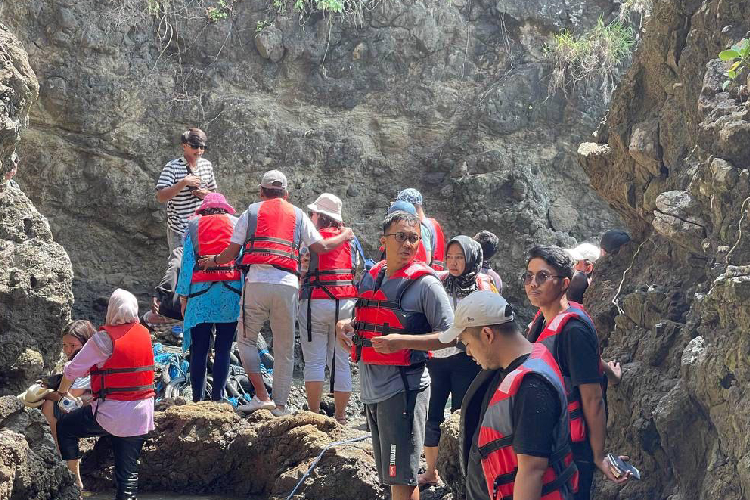 pulau-bedil,-destinasi-wisata-baru-langsung-pikat-ribuan-wisatawan-ke-banyuwangi-–-times-banyuwangi