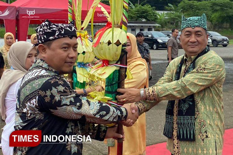 tandai-awal-musim-giling-2025,-pg-glenmore-banyuwangi-gelar-tradisi-tebu-manten-–-times-banyuwangi