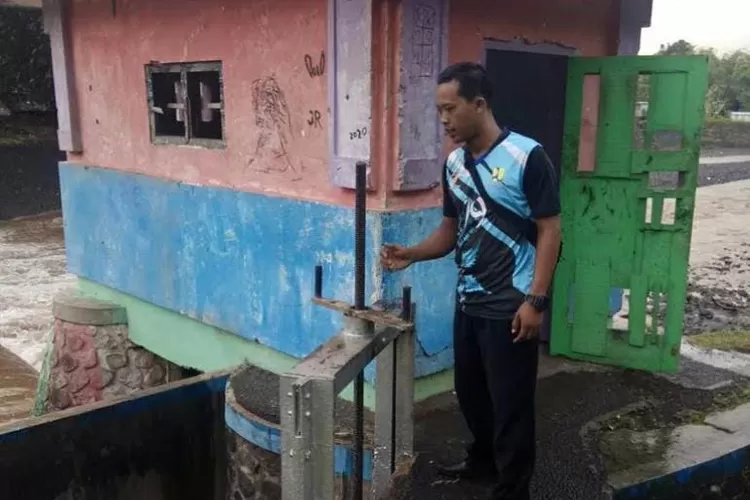 sepekan-turun-hujan-petugas-dam-garit-kecamatan-singojuruh-siaga-24-jam