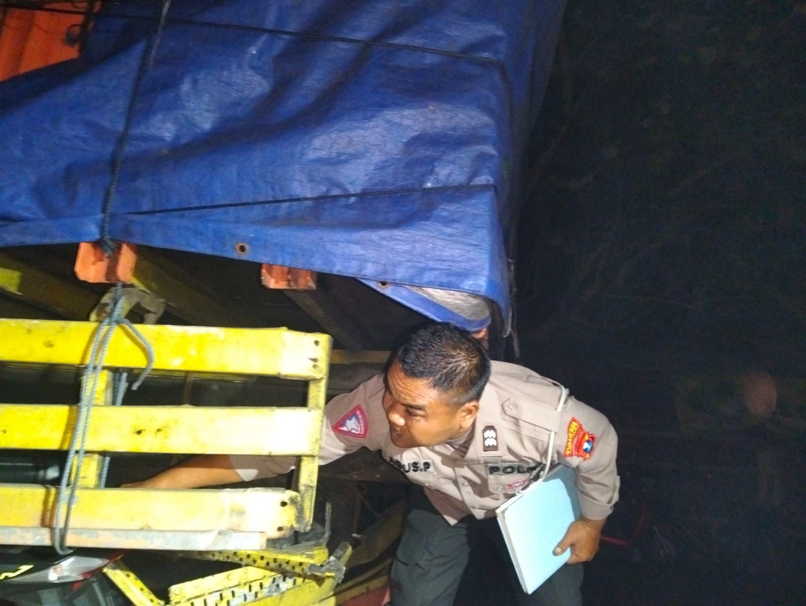 tiga-orang-tewas-dalam-kecelakaan-tragis-di-kedungringin-usai-tabrak-truk-yang-sedang-berhenti