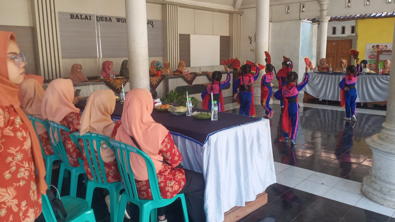 dharma-wanita-wongsorejo-kunjungi-tk-binaan,-dukung-pendidikan-anak-lewat-bingkisan-sehat