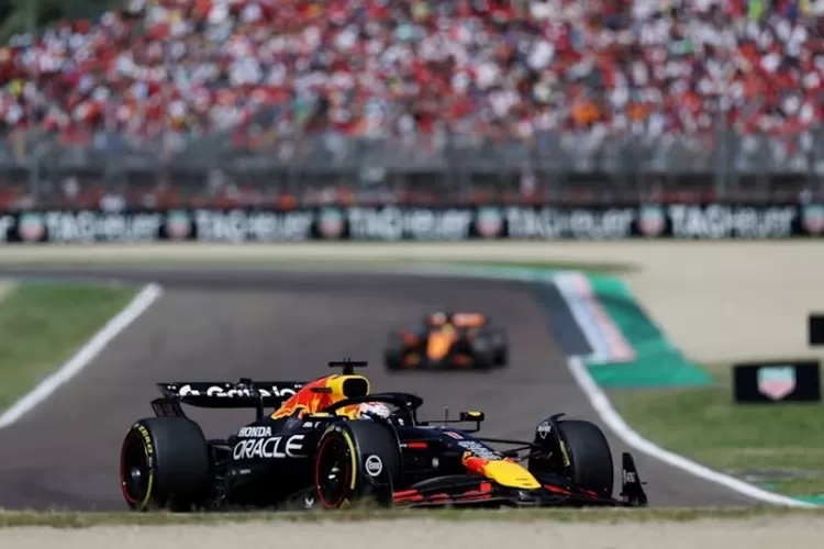 verstappen-salip-piastri-dengan-brutal-di-f1-imola,-red-bull-menang-di-gp-ke-400
