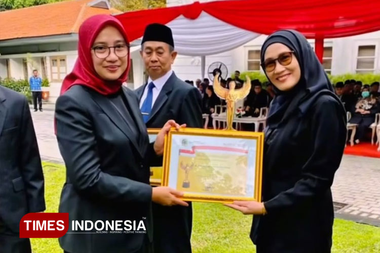 direktur-rsud-genteng-banyuwangi-raih-penghargaan-asn-berprestasi-–-times-banyuwangi