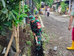 Babinsa dan Warga Sukomukti Kerja Sama Bersihkan Selokan Cegah Banjir Saat Musim Hujan